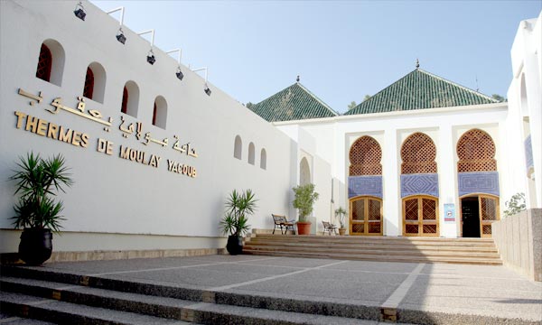 L'entrée moderne mais de style traditionnel des sources chaudes accueillantes de Moulay Yacoub